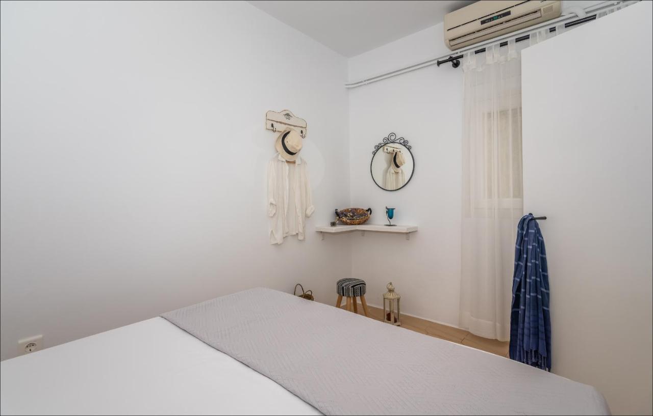 Krystalia's * Plaka (Milos)